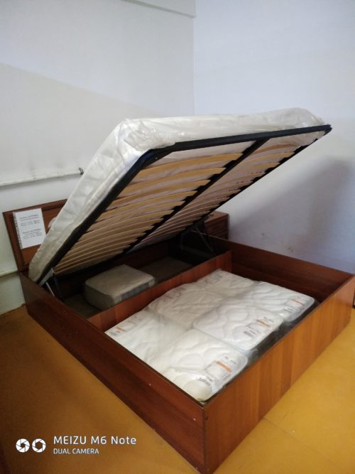 Кровать с матрасом и подъемным механизмом