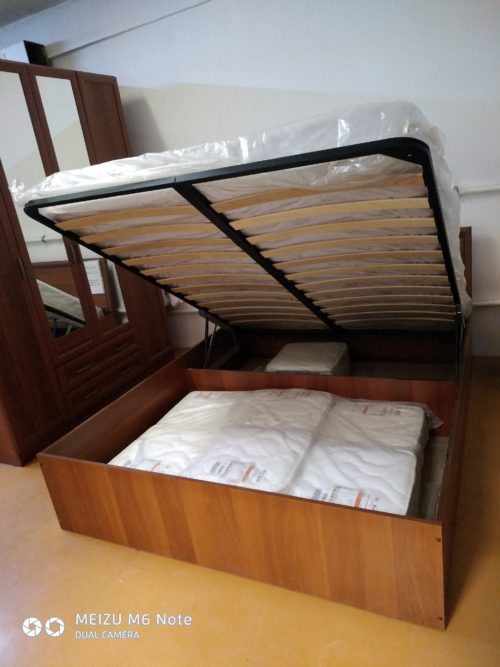 Кровать с матрасом и подъемным механизмом