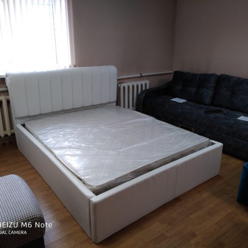 Кровать с матрасом 1,6 на 2 метра